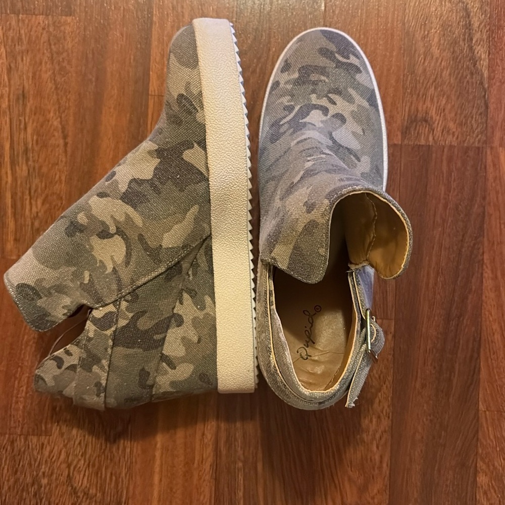 Camo wedge tennis shoes